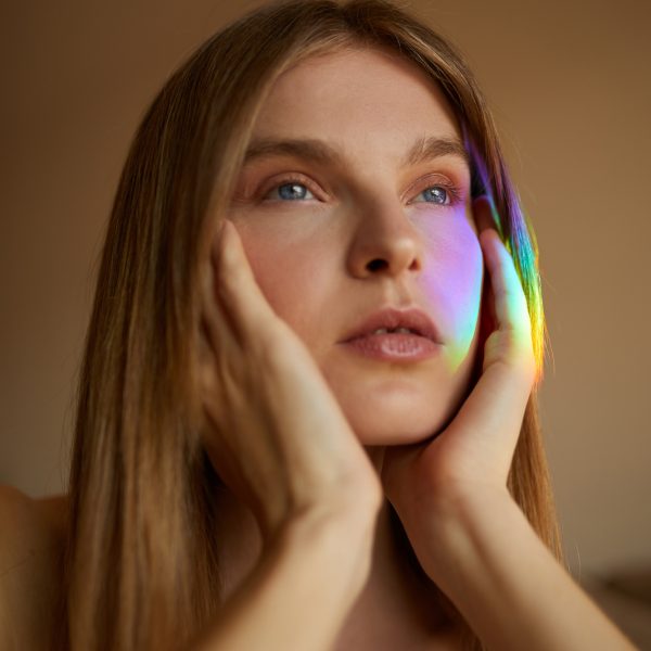 Retrato editorial artístico con ojo azul y maquillaje suave, fotografía de moda de Elisabet Encina