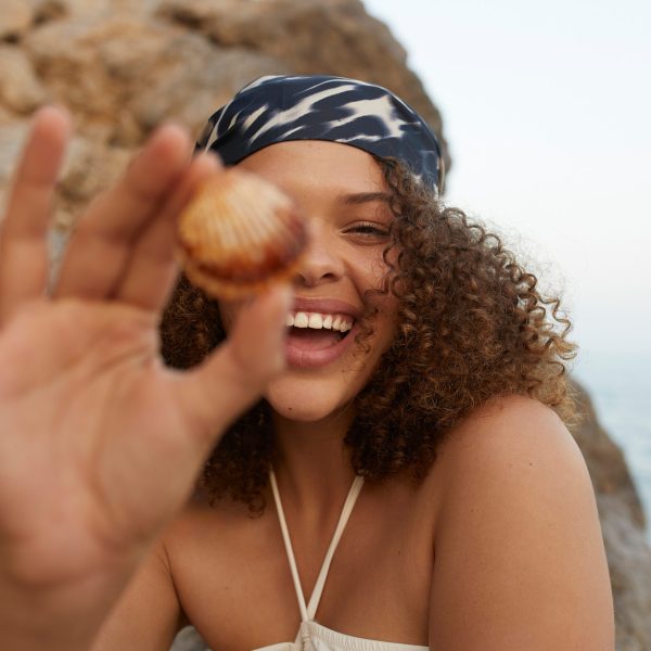 Retrato editorial de Anine Smith con bikini beige frente al mar, look de ASOS, fotografía de moda