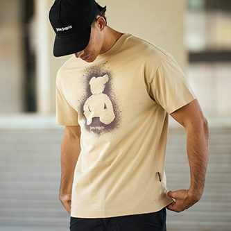 Modelo con camiseta y gorra